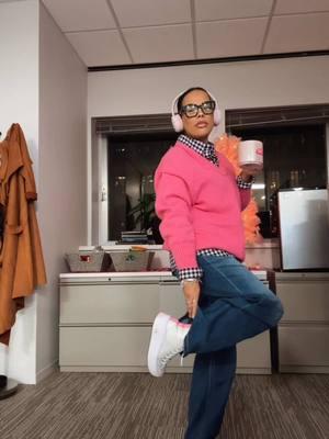 Hey y’all, it’s Friday! Here is my #ofotd, staying warm in Houston. #wintervibes #houstonstyle #staycozy #converse #ari #pandora 