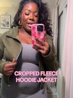 It has thumb holes! @Haiclthing cropped fleece hoodie jacket is great for layering. #croppedjacket #haiclthing #fleecejacket #hoodies #hoodieszn #hoodie #fleecelined #fleecejacket #jackets #jacketsforwomen 