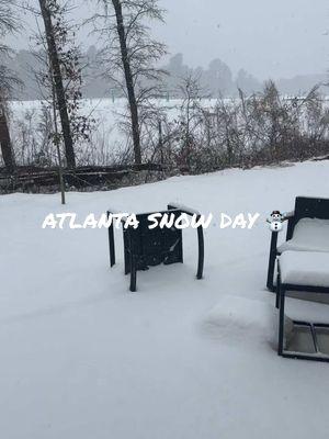 ITS SNOWING IN ATLANTA 😭☃️❄️  I feel bad for those that didnt prepare. #atl #georgiasnow #atlsnow #winterstorm2024 #stuckinthehouse 