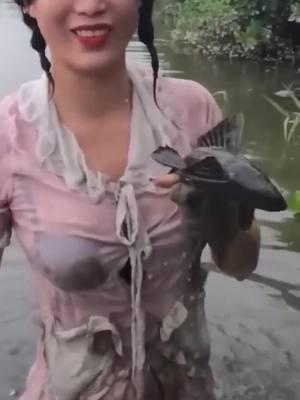 Beautiful girl catch fish #girlfishing #beautifulgirlfishing