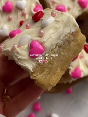 Recipe link in bio💞 #valentines #vday #ValentinesDay #sugarcookie #sugarcookiebars #frosting #sprinkles #frosted #galentines #festive #baking #homemade #veganrecipes 