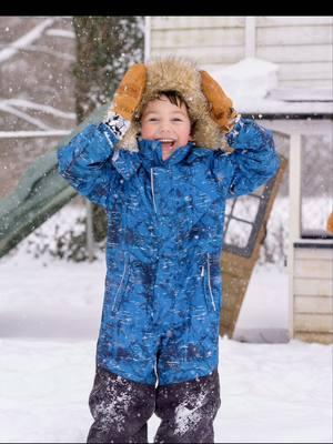 This is a perfect activity for your next snow day! Best of all, you probably already have everything that you need! Share this idea with a mama! 😊 Supplies  •Spray Bottle •Food Coloring  •Water —— #winteractivities #activitiesforkids #toddleractivity #snowday #artforkids #momlife 