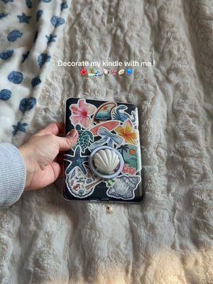 Just slightly obsessed 😍🌺🌊👙🏝️ #kindle #kindlestickers #decoratemykindle #kindlepaperwhite #kindlegirly #kindlegirl #obsessed #etsyfind #amazonfind #clearcase #beachgirly #coastalgrandmother #coastalgranddaughter #reading #BookTok #kindletok #bookgirly #books #2025 #reads #reading #bookworm #bookish #target #fyp #popsocket #kindledecorating 