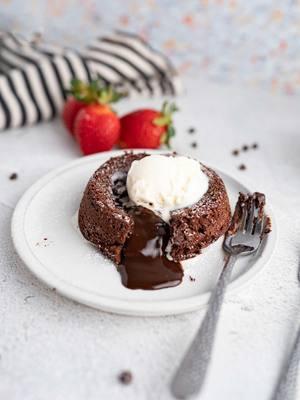 Nothing says ✨love✨ like a gooey, chocolatey molten lava cake. 💕 Perfect for Valentine’s Day or an at-home date night with your sweetheart! Impress with a dessert that looks fancy but is secretly so simple. 😉  Search ‘molten cake’ using the link in my bio for the full recipe! #chocolate #chocolatelover #chocoholic #molten #moltenlava #lavacakes #EasyRecipe #baking #bakingathome #bakingtutorial #valetine #ValentinesDay #foodies #galentines #Love 