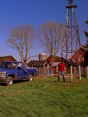 smallville shot vertically. clips from season 1. #smallville #superman #tomwelling #clarkkent #00s #hulu 