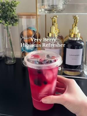 Very berry hibiscus refresher🍓🫐 #veryberry #veryberryhibiscus #veryberryhibiscusrefresher #strawberryrefresher #starbucksrefreshers #refresher #refreshersathome #drinksathome #satisfying #aesthetic 