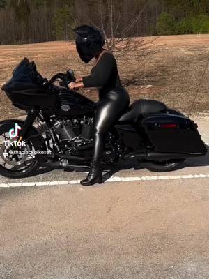 Queens ride Harley’s too! 👑🥰💨💨 #bbs #blackbikeset #harleydavidson #BlackTikTok #bikersoftiktok #blackharleyriders #heartofawoman 