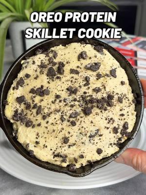 There’s 73g protein in this Oreo Protein Skillet Cookie that tastes absolutely unreal and is perfect for staying on track with your diet 🤤👀 ✅ Ingredients: 2 scoops vanilla whey casein blend (60g) @legion discount code KORY saves 20 percent 1/4 cup flour (30g) 3 crushed Oreo thins (25g) 2 tbsp coconut flour (15g) 1 tbsp zero calorie sweetener 1/2 tsp baking powder Pinch of salt 1 egg 1/2 cup fat-free Greek yogurt (110g) 2 tbsp melted light butter (30ml) ➡️ Bake at 350°F for 15-18 mins (177°C).  The cook time just depends on how “done” you like the skillet cookie — I prefer a bit gooey in the middle so I did 15 mins and it was perfect. 💪 Macros per serving:  200 calories, 4g fat, 13g carbs, 29g protein.  Makes 2 servings. #oreos #oreo #cookiesandcream #protein #cookie #proteincookie  #highprotein #macros #healthysnack #snack #fitness #healthy #healthyrecipe #flexibledieting #weightloss #cooking #fatloss 