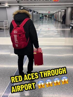 HOW TO PASS THE NEW RED ACES THROUGH TSA😱😱😱🔥🔥🔥 #viral #aces #redaces #trackers #parati #fyp #foryou #tendencia #mexicans #lax #tsa #LifeHack #crazy #wild #scared 