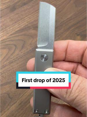 🎥 First Drop of 2025 – It’s Here! 🔪🍻 Start the year off sharp with our newest creation: a mini titanium alloy cleaver that’s small in size but BIG on utility. ⚡️ Slip Joint Action – Smooth, reliable, and compact. 🖇 Pocket Clip – For everyday carry, no excuses. 🍾 Bottle Opener – Because knives should party too. No name, no fancy box yet – just pure functionality. Perfect for your pocket and your next adventure. What should we call it? Drop your ideas below! ⬇️ #FirstDrop2025 #MiniButMighty #CleaverVibes #StaySharp