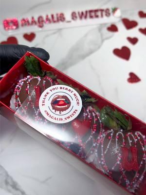 I♥️U #magalissweets #treatmaker #chocolatecoveredstrawberries #fresasconchocolate #drizzle #valentinesdaytreats #colourmill #valentinesdaydessert #milkchocolate #valentinesdaygift #vdaysprinkles #fyp 