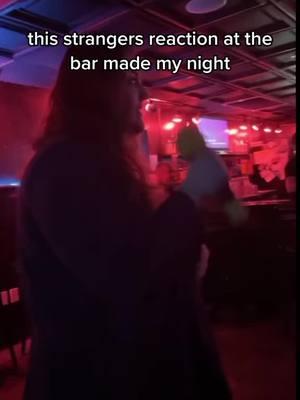 #onthisday still a core memory ✨ made my night, honestly made my life  #singing #girlcrush #bar #karaokebar #karaoke #divebar #fyp #foryoupage #foryou #explore #viral #viralvideo #stranger #kindesthumansever #trending #trend 