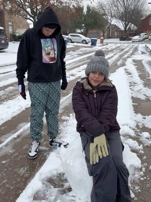 Día de nieve! #snowday #nortedetexas #clima #climaentexas #nieve #texas #weather #tormentainvernal #january #2025 #boladenieve #familytime #familyfun #momanddaughter #momandson 