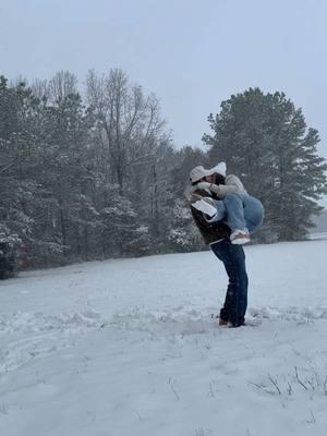 L-O-V-E 🤍👩🏻‍🤝‍👨🏼💍☃️  #snow #couplegoals #coupleschallenge #snowday #Love #alabama #latinacontentcreator #gringoylatina #married #marriedyoung 