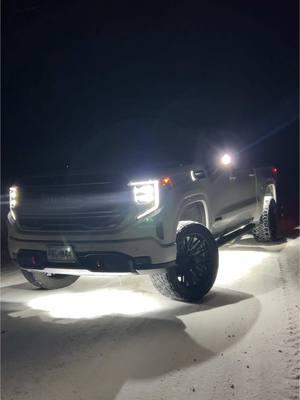 ⛄️ #30duramax #liftedtrucks #horsepoweraddicts #spaceshipcuhh🛸️ #lightshow #issaduramax #followers➕ #fyp 