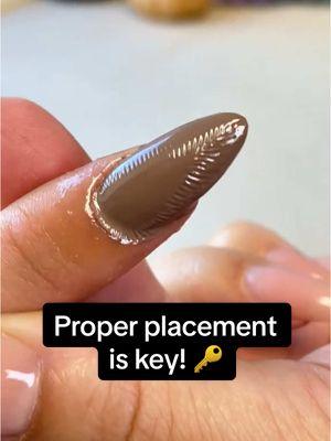 Keep those hands in the right spot in the LED lamp for flawless nails! 🔑 Tag a client who could use this pro tip! 👀😉 #nailtechproblems #nailtech #gelx #gelxnails #nails #apresgelx 