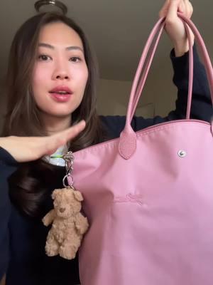 What’s in my work bag 💼🎀 The longchamp le pliage bag will always be THAT girl! #longchamp #workbag #worktote #longchamplepliage #whatsinmybag #whatsinmyworkbag 