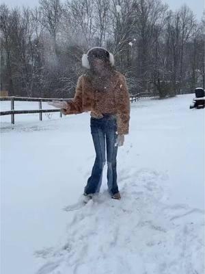 Pov: you try to recreate the beach sand videos but you live in a cold climate🤣🤣🤣 #Winter #Snow #SnowDancing