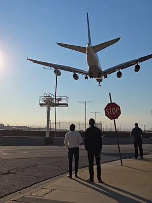 Waoo.. Increíblemente grande Airbus380-8 aterrizando en LAX. #airbus #airbusa380 #airplane #airport #losangeles 