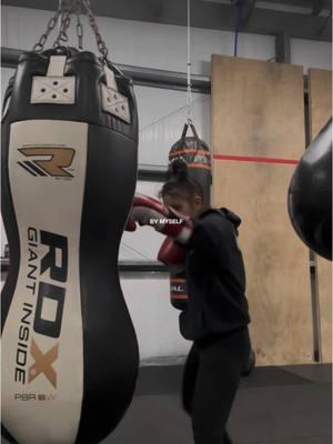 Working on me.💯 #boxing #bagwork #boxinggyms #buffaloboxingclub #texas #texasbocing #gymtherapy #strongmoms #over40 #workingonme #forme #focused #motivation #discipline #keepgoing #findaway #fy #foryou #imstillhere 