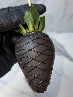 Black on black 🖤 #magalissweets #treatmaker #fresasconchocolate #chocolatecoveredstrawberries #drizzle #valentinesdaytreats #colourmill #valentinesdaydessert #valentinesdaygift #fyp 