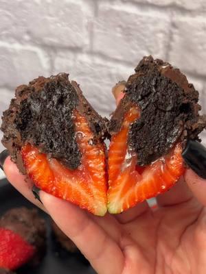 Oreo Truffle Dipped Strawberries 🖤🍫🍓 #strawberries #dippedstrawberries #chocolatedippedstrawberries #chocolatecoveredstrawberries #oreotruffles #easy #valentinesdaygiftideas #valentinesdaytreats #viral #creatorsearchinsights 