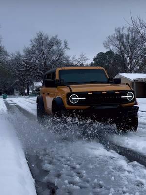 Snow Day = Fun Day ☃️#snowday #fordbronco #bronco #ford #wildtrak #broncowildtrak #carsoftiktok #offroad4x4 #funinthesnow #fyp #fypシ #fypシ゚viral #fypage #trend #trending #youtube #youtuber 