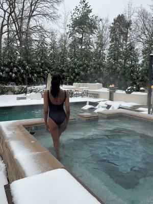 Atlanta snow vibes #snow #atlanta #jacuzzi #snowday #snowtok 