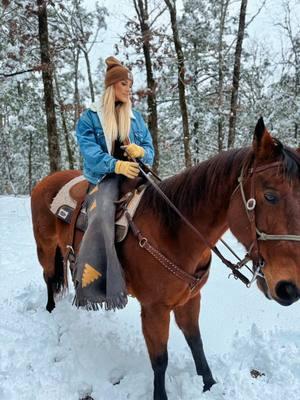 First ride in the snow ❄️🤠  #fyp #foryoupage #horsesoftiktok #horsebackriding #cowgirlsoftiktok⚡️ #cowgirl #cowboy #horseride #snowride #snowdayride #snowday #snowday #arkansas 