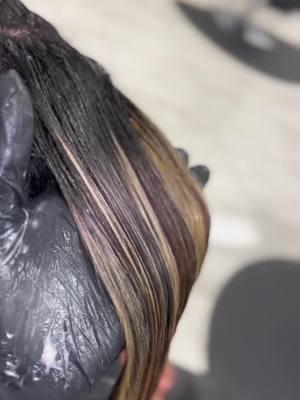 Toner in process🤎 #yeseniasalon #yeseniasalonandspa #fyp #edinburgsalon #mcallensalon #hairtransformation #transformaciondecabello 