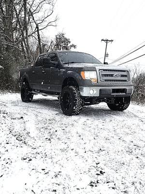 #fyp #trucksoftiktok #ford #12thgenf150 #liftedtrucks #fypシ #roughcountrylift #snow #motometalwheels #nittotires #easttennessee 