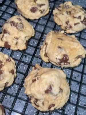 Sourdough chocolate chip cookies #chocolatechipcookies #sourdoughcookies #cookie #cookietok #cookies #sourdoughtok #sourdoughtok #sourdoughdiscard #discardcookies 