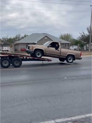 Vendida‼️ La Dorada Obs Directo Pa Crosby Tx 🙏🏼🙏🏼 #sold #vendida #dorada #obs ##gmc #obsgmc #singlecab #trokiando #truck #90s #forsale #956 #droppedtrucks #1995 #crosbytx 