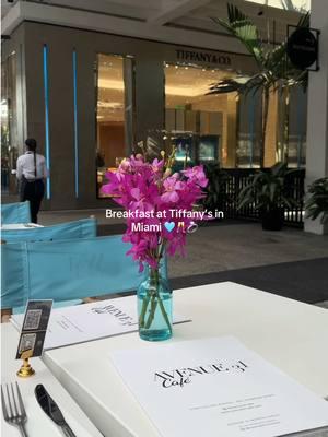 It’s giving Audrey Hepburn in Miami ✨🩵 @Tiffany&Co. #fyp #breakfastattiffanys #miami #balharbourshops #breakfast #afternoontea #brunch #miamifood #thingstodoinmiami #viral 