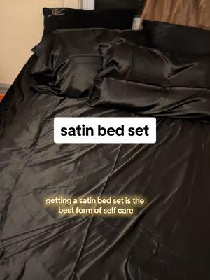 at least my skin and hair won't dry out in my sleep🙂‍↕️ #giftguide #tiktokshopfinds #tiktokfinds #satin #satinbedsheets #satinbedding #satinbeddingset #beddingsets 