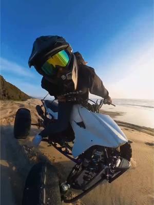 Cameraman still got it👌😎 Should a QuadAddict hoodie be released? . . . . 🪖FOLLOW @quadaddict_ 🪖 . . . . #helmet #509 #wheelie #wheelies #honda #trx450r #trx450 #atv #fourwheeler #4stroke #dunes #beach #sunset 