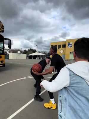 TAG SOMEONE THAT CAN’T GUARD YOU 🤣🤣🤣 What kinda defense is this 😭😭 #hoopbus #viral #foryou #fyp 