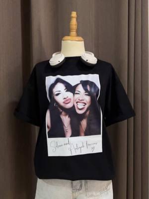 Their music lives forever in our hearts. Selena & Aaliyah, always remembered. 🌟 #SelenaAndAaliyah #SelenaQuintanilla #AaliyahForever #MusicIcons #LegendaryWomen #TimelessMusic #QueenSelena #AaliyahTribute #SelenaLegacy #AaliyahVibes #IconicArtists #RIPSelenaAndAaliyah #MusicLivesOn #TributeShirt