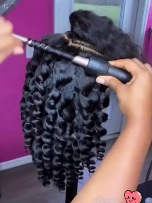 Curling hair! Came out so nice🔥😍##satisfyingvideo #fyp #hairtutorial #curlywig #lacewig #wig #lacefrontwig #foryoupage #hairtips #curlingiron #curlinghair #xyshair #wigstyling 