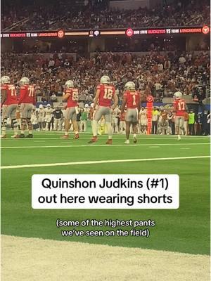 Judkins prefers his pant length high up. #ohiostatefootball #ohiostate #cottonbowl 