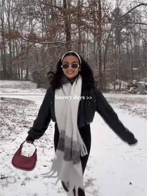 I love snowy days 🥶🤍🥰 #snowydays #winterfashion #snowoutfits #winteroutfits #outfitinspiration #winterishere 