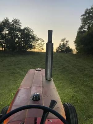 Hay season 25 please hurry up #ih #internationalharvester #farmall #kyfarmer #firstgenerationfarmer #kentucky #smalltimeoperator #rearsteer🥵 #farmtok #farming #straightforwardfarming #farmtiktok #haytok #allischalmers 