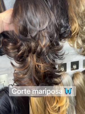 Victoria es una coleta fácil de poner, un accesorio que realiza tu belleza!#cortemariposa #crownclipponytails #coletasdecabello #moños #ponytailstylist #foryourpage 