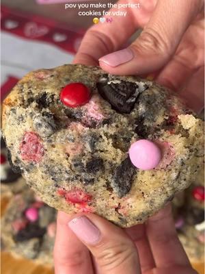 the vday m&ms are my fav and make anything look cute 🥹 #valentinesdaystreats #valentinesdayrecipes #valentinesdaycookies #galentinesdayparty #galentinesdayfoodideas #m&mcookies #oreocookies #galentinesdaycookies #easycookierecipes #fyp #trending #viral 