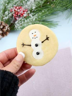 Easy snowman sugar cookies, even the kids will enjoy making.  •Bake•pipe in melted chocolate•use sprinkles to decorate• #sugarcookies #easybaking #BakingFun #kidsbaking #kidscrafts #cookies #cookiedecorating #snowday 