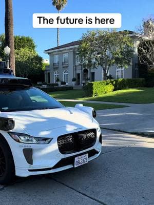 There’s nobody driving the car! #losangeles #selfdrivingcar #waymoone #fyp 