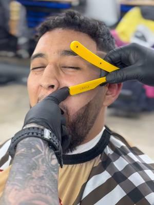 La nueva forma de estirar bien el cachete del cliente 🤪 #humor #hats #fy #texas #midland #odessa #fyupageシ #fl #Clean #tx #texascheck #barber #laguviral #fyp #f #funny 