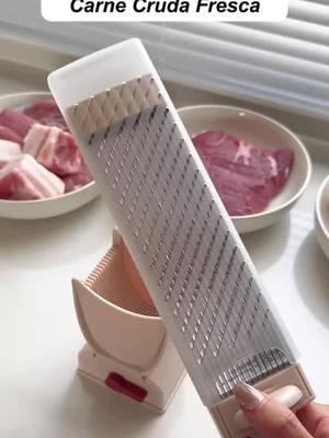 Confía en mí, este cortador de carne es necesario para todas las familias.#TikTokShopLoveAtFirstFind#spotlightfinds#fyp #foryou #Viral #fypシ #foryoupage #capcut #TikTokShop #viralvideo #funnyvideos #meatslicer #meatcutter #KitchenHacks #kitchengadgets #kitchen #cook #cooking #CookingHacks #timesaver #momhack 