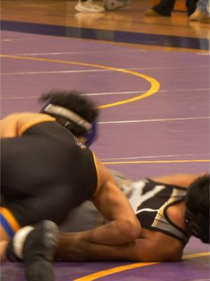 Luis Calderon scores off of Anthony Paniagua's shot attempt... see the full match at youtube.com/@wrestlingspot #anthonypaniagua #grayslakenorthhighschool #luiscalderon #warrentownshiphighschool #132lbs #ihsawrestling #grayslakenorth #warrentownship