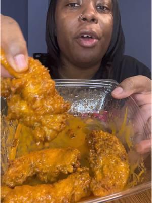 Trying Chick-Fil-A buffalo honey tenders #Foodie  #milwaukeefoodie #fyp  #eatwithme  #mukbang  #review  #chickfila  #chickentenders  #creatorsearchinsights @Chick-fil-A 